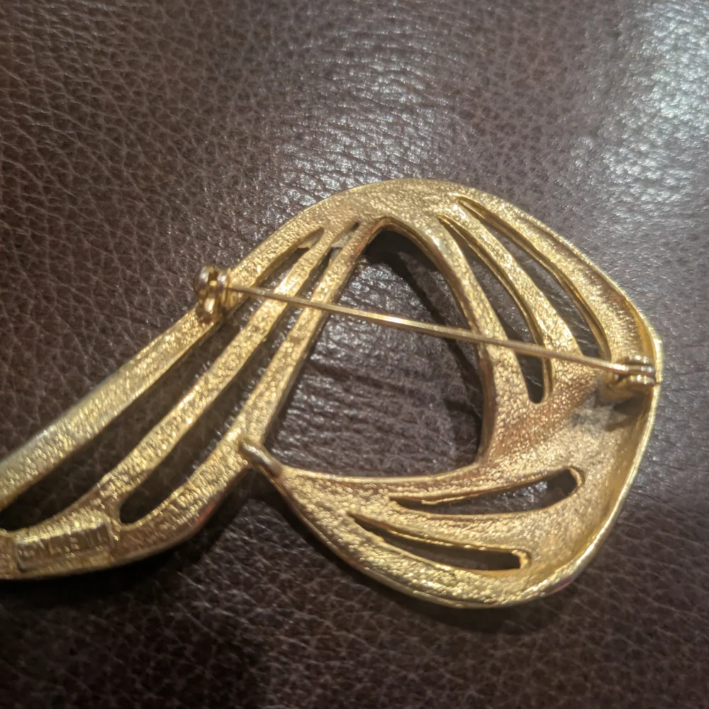 Stylish Gold-Tone Brooch Vintage 1980s